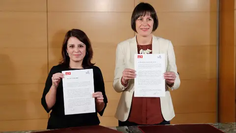 Adriana Lastra y Ana Pont&oacute;n muestran el acuerdo suscrito este viernes. EFE