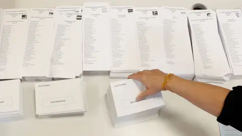 Papeletas en un colegio electoral. AEP