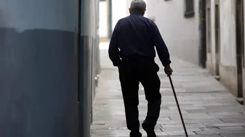 Una persona mayor paseando. ARCHIVO