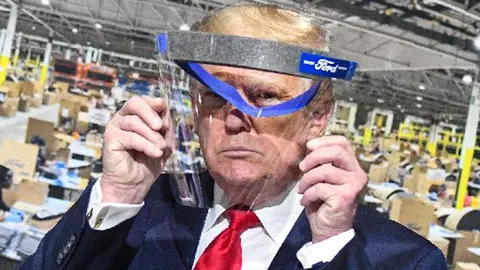 Trump con una máscara.