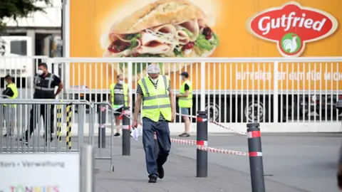 Trabajadores del matadero alem&aacute;n donde se contagiaron 650 personas. EFE