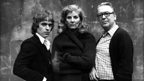 Martin Amis, Elizabeth Jane Howard y Kingsley Amis