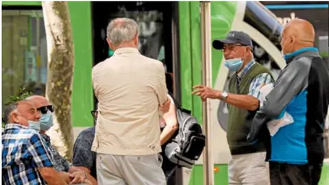Un grupo de mayores charlando en una plaza.EUROPA PRESS