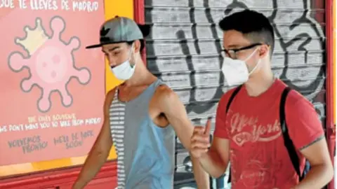 Dos j&oacute;venes pasean en Madrid.EFE