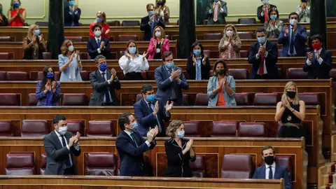 Jaula de loros. EMILIO NARANJO (EFE)
