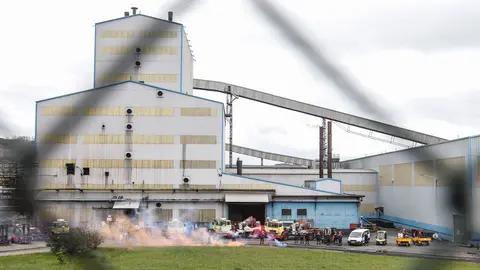 Marcha de los alumnos de los institutos mari&ntilde;anos junto con los trabajadores de Alcoa. JOS&Eacute; M&ordf; &Aacute;LVEZ