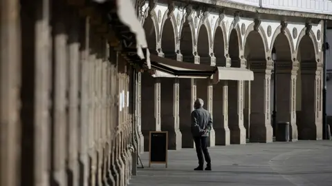 Un hombre aguardaba a que le sirvieran un caf&eacute; para llevar en la zona de La Marina en A Coru&ntilde;a. CABALAR