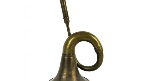 corneta-de-laton-de-estilo-antiguo