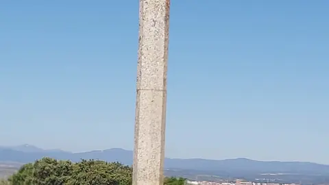 Cruceiro de Sto. Toribio. Al fondo Astorga. J.L.