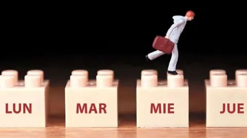 Empresas como Toldos Porriño o Hack a Boss han implantado la semana laboral de cuatro días en Galicia. EP