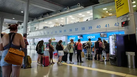 Viajeros en el primer día de operación salida. EUROPA PRESS