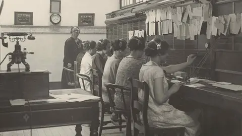 Telefonistas trabajando. Fundación Telefónica