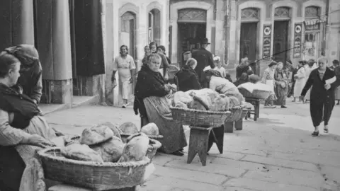 Mulleres vendendo na praza de abastos. FUNDACIÓN RIA