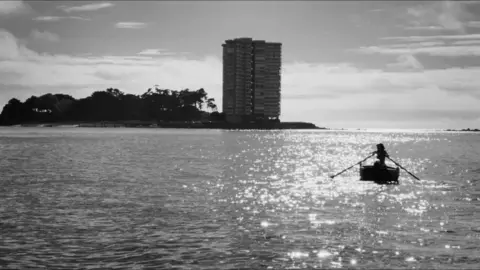 Fotograma de 'Romería', de Carla Simón, no que se aprecia a illa de Toralla. AEP