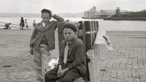 Nenos no porto da Coruña en 1960. AEP