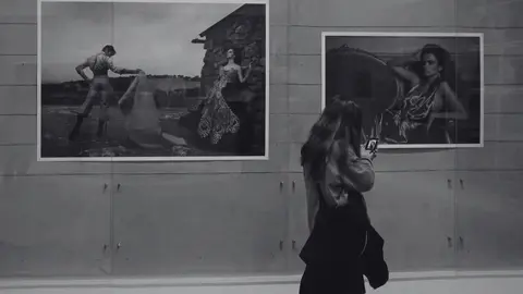 Una visitante contempla la exposici&oacute;n &lsquo;Wonderland&rsquo; en A Coru&ntilde;a. /EUROPA PRESS