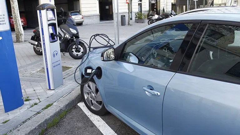Recarga de coches eléctricos. AEP