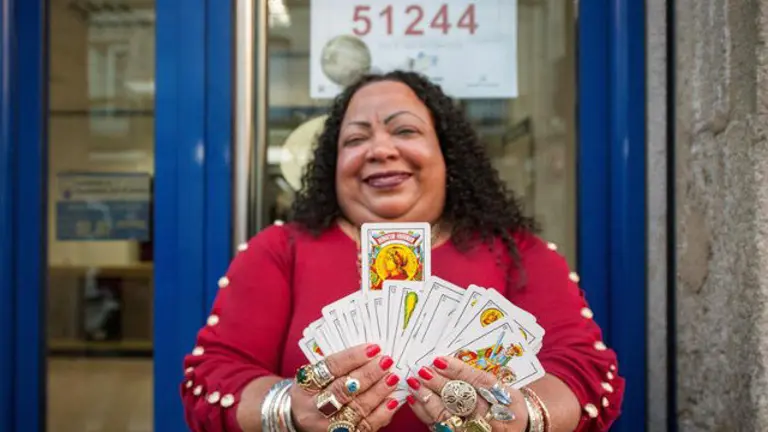 Elsa Altagracia, premiada con dos boletos del segundo premio. BRAIS LORENZO