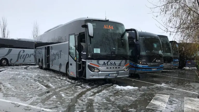 Bus parado en la estación de servicio. AMANDA GARCÍA