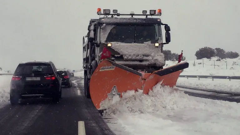 Una máquina quitanieves trabaja para desbloquear la AP6. EFE