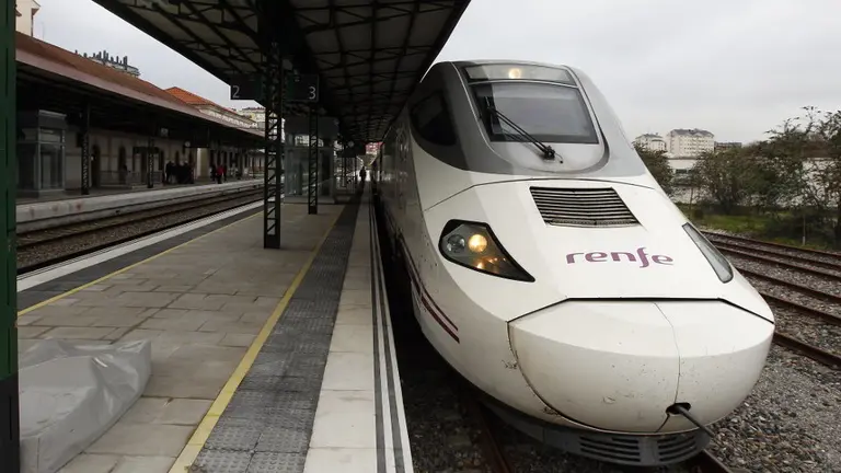 Tren en una estación. SEBAS SENANDE