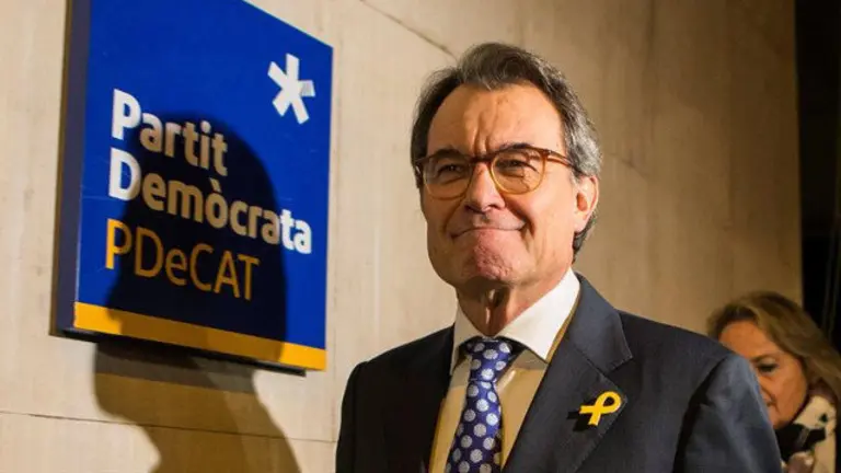 Artur Mas, a su llegada a la sede del PDeCAT antes de formalizar su renuncia.QUIQUE GARCÍA (EFE)