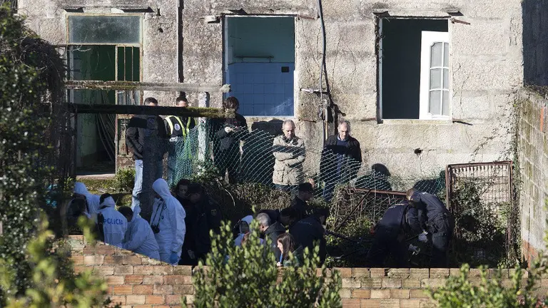 Continúa la búsqueda de Sonia Iglesias en la casa de la familia Araújo. JAVIER CERVERA