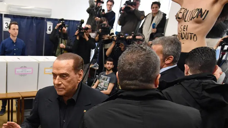 Berlusconi, en el momento en el que apareció la activista de Femen. DANIEL DAL ZENNARO (EFE)