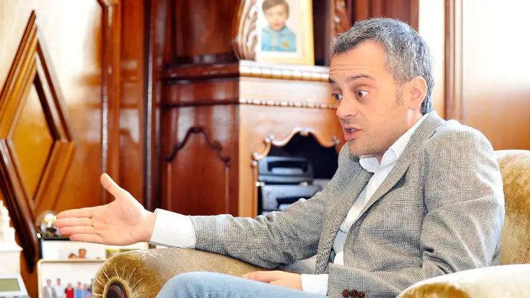 No despacho do rexedor Xulio Ferreiro en María Pita poden verse numerosas fotografías coa familia e os compañeiros. MONCHO FUENTES (AGN)