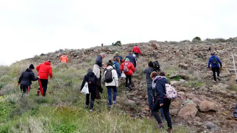 Voluntarios participan en la búsqueda de Gabriel Cruz.EFE