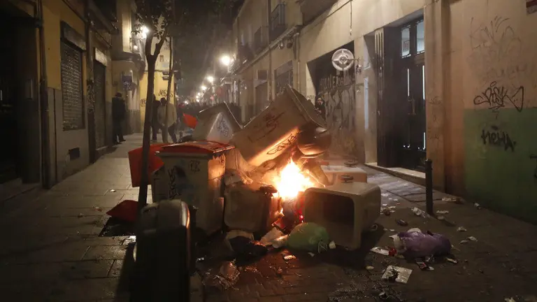 Contenedores incendiados en el barrio de Lavapiés. JAVIER LIZÓN (EFE)