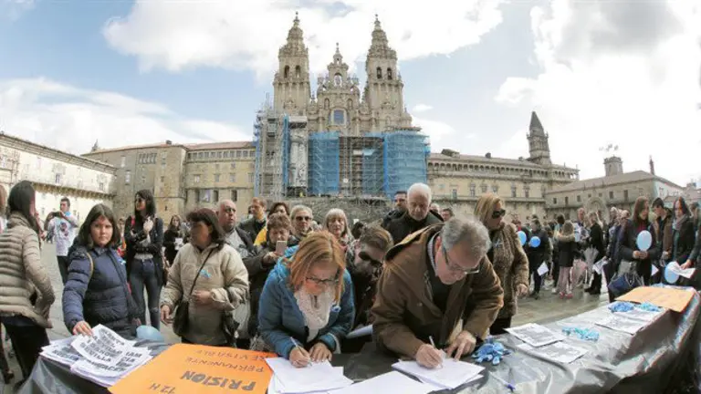Una cien personas se concentraron en el Obradoiro para recordar a Gabriel. LAVANDEIRA JR