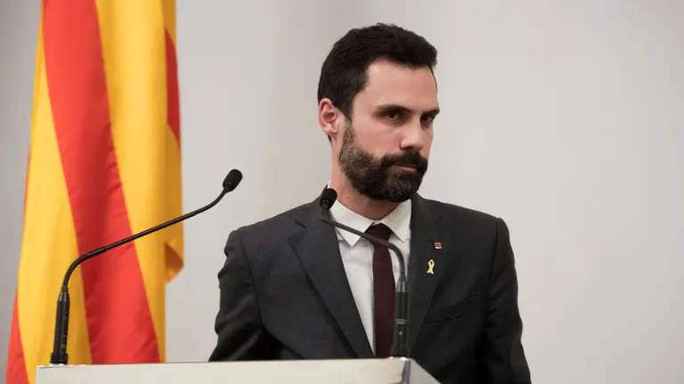 El presidente del Parlament, Roger Torrent, tras anunciar la convocatoria del pleno. MARTA PÉREZ (EFE)
