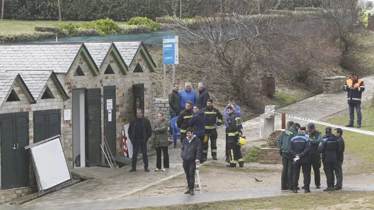 Zona de entrada a As Catedrais, acordonada tras o suceso. JOSÉ Mª ÁLVEZ