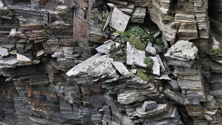 Piedras desprendidas en As Catedrais. J.Mª ÁLVEZ