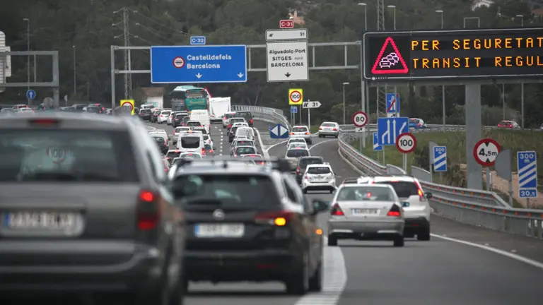 Vista de las retenciones en la C-32 al la altura de Sitges tras la ocupación del peaje por parte de activistas de los CDR. JAUME SELLART (EFE)