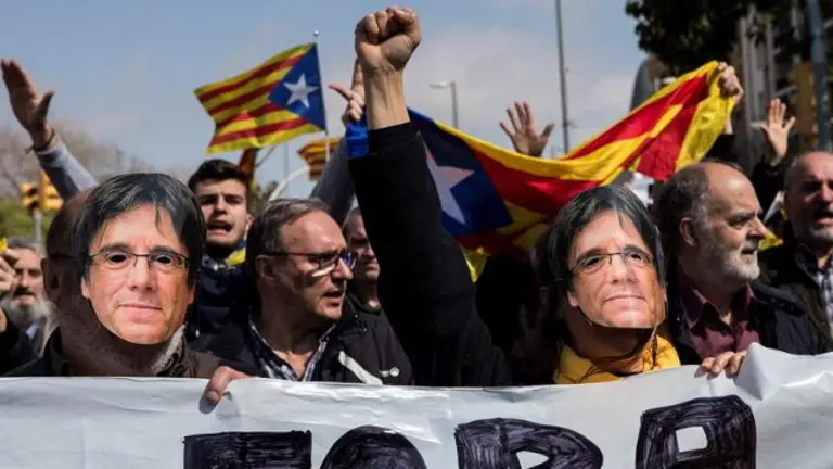 Manifestantes protestan contra Felipe VI ante el Auditori de Barcelona, donde el rey preside una entrega de despachos. EFE