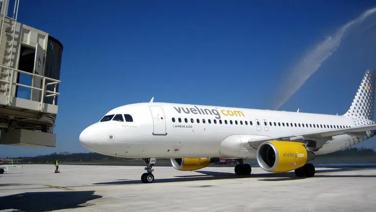 Un avión en Santiago de la aerolínea Vueling, la única que ha apostado en firme por suplir a Ryanair en Galicia. EP