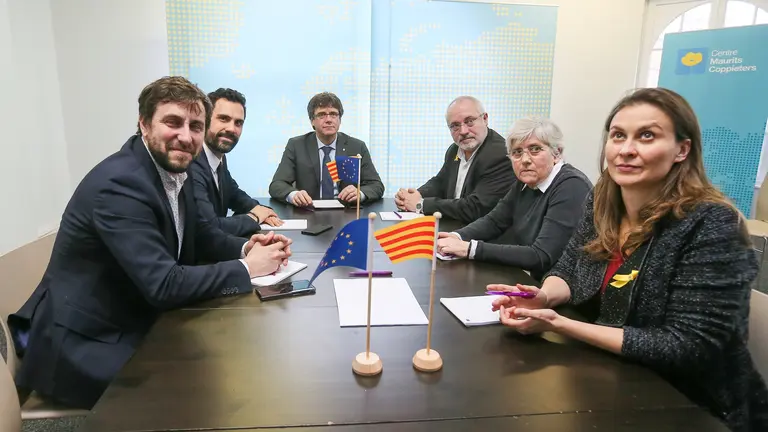 Puigdemont y Torrent, el pasado mes de enero, junto a los exconsejeros Clara Ponsatí (2d), Lluís Puig (3d), Meritxell Serret (d) y Toni Comín (i).STEPHANIE LECOCQ 