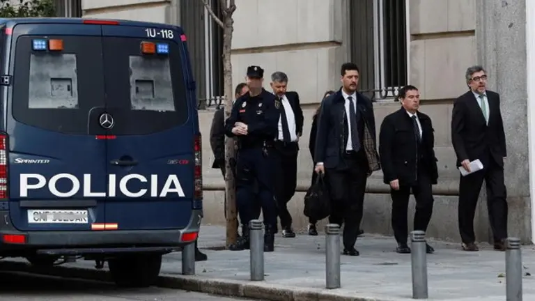 El abogado de Forcadell, Andreu Van den Eynde (2i), y el de Turull, Jordi Pina Massachs (d), a su llegada al Tribunal Supremo. MARISCAL