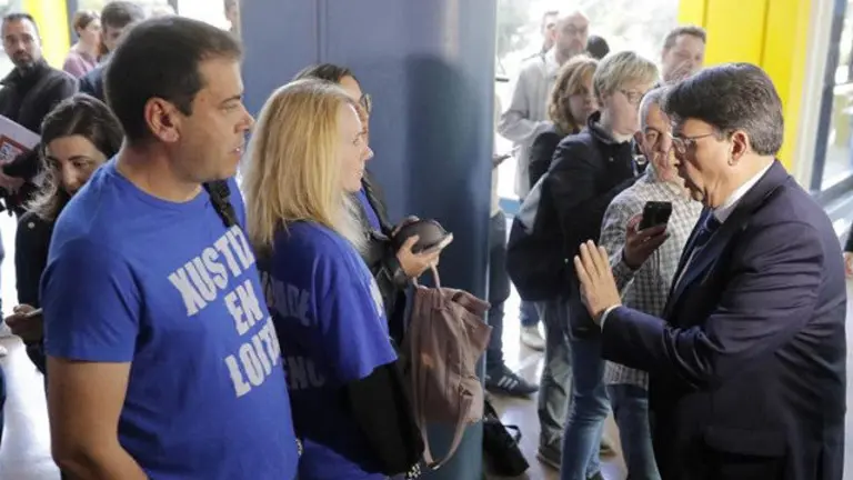 O director xeneral de Xustiza, Juan José Martín, xunto aos representantes sindicais dos funcionarios da Administración de Xustiza de Galicia, este xoves. LAVANDEIRA JR (EFE)