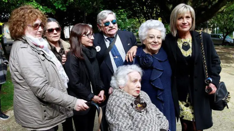 Julia Otero posa con familiares de José Couso. KIKO DELGADO (EFE)