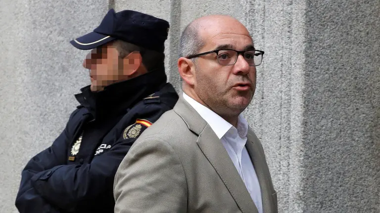 Lluis Guinó, exmiembro de la Mesa del Parlament, a su llegada al Tribunal Supremo. CHEMA MOYA (EFE)