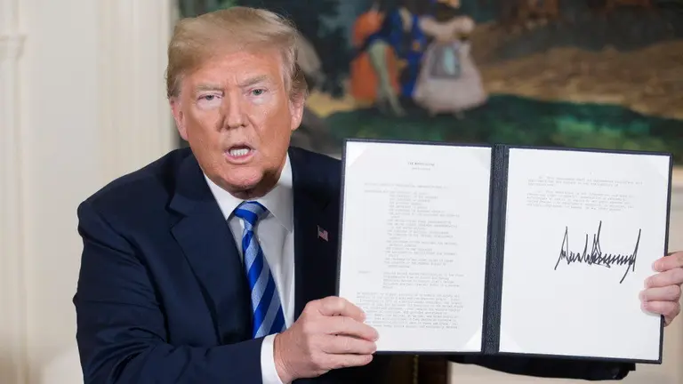 Trump sostiene un memorándum presidencial de seguridad nacional sobre Irán. MICHAEL REYNOLDS (EFE)