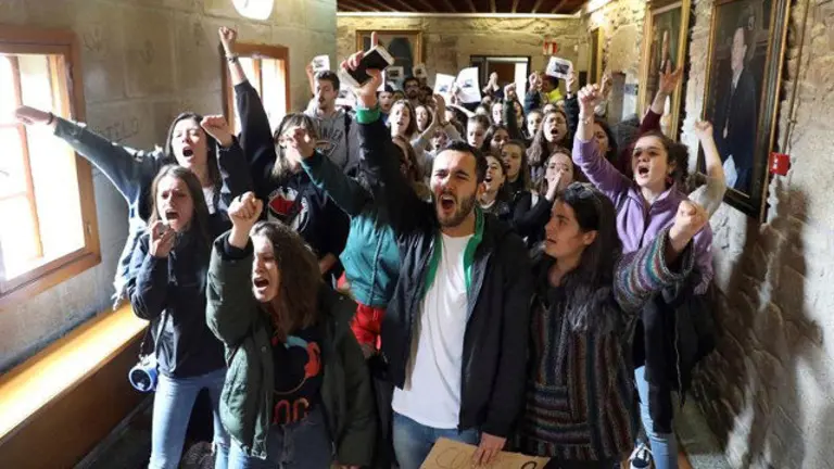 Estudiantes de la USC en el interior del rectorado. XOÁN REY (EFE)