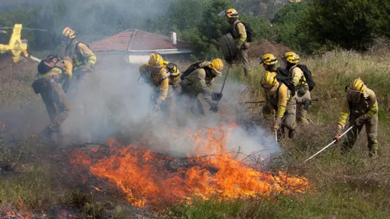 Los bomberos sofocan un incendio tras la explosión de Tui. SALVADOR SAS