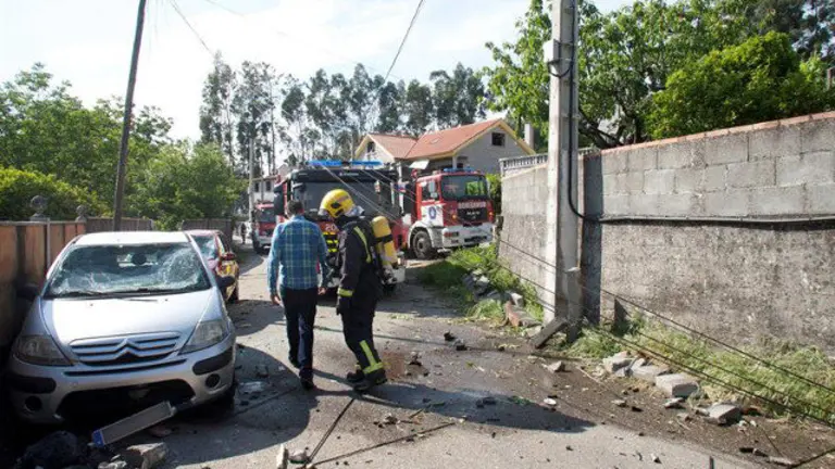 Un coche destrozado en Paramos. SALVADOR SAS