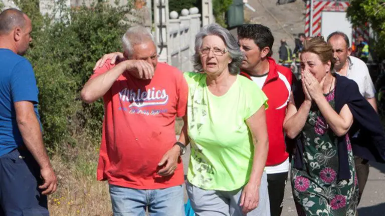 Vecinos desolados tras la explosión. SALVADOR SAS