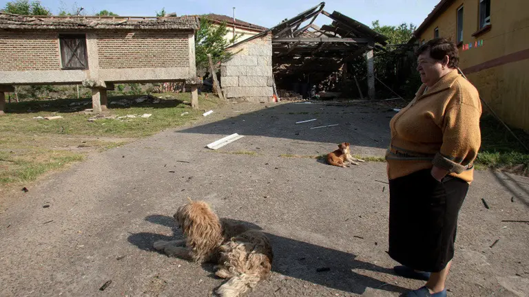 Una de vecina de Paramos, el día después de la tragedia. SALVADOR SAS
