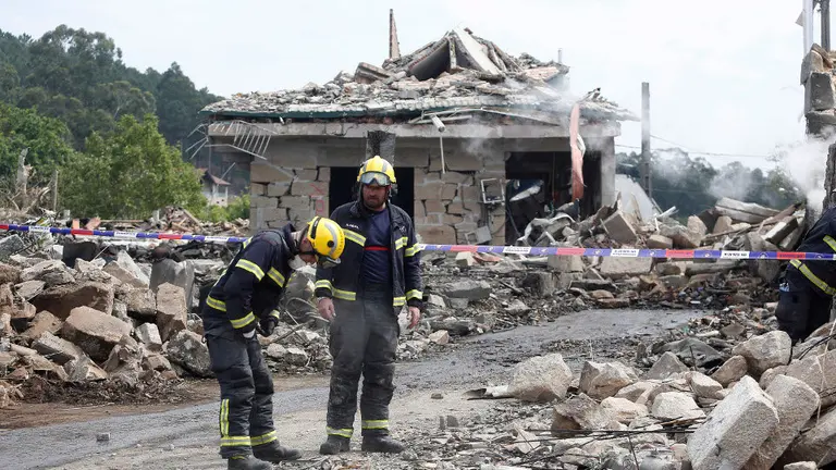 Casas derrumbadas en Paramos. JAVIER CERVERA